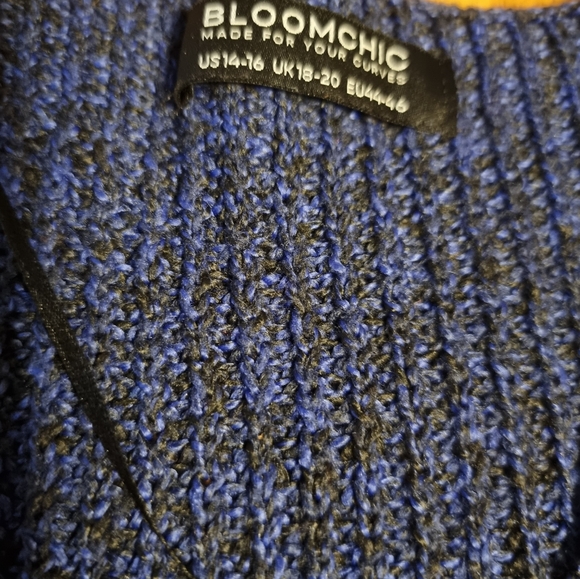 BLOOMCHIC "Made for your curves" V-Neck Oversized Black & Blue Speckled Sweater - Picture 5 of 8